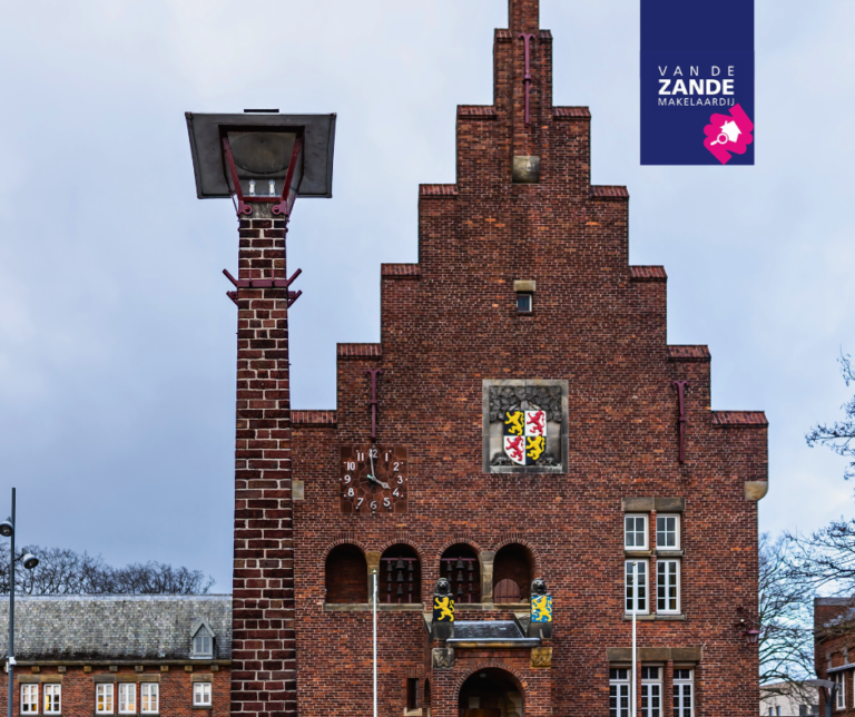 Van de Zande Huis van Waalwijk, Raadhuisplein